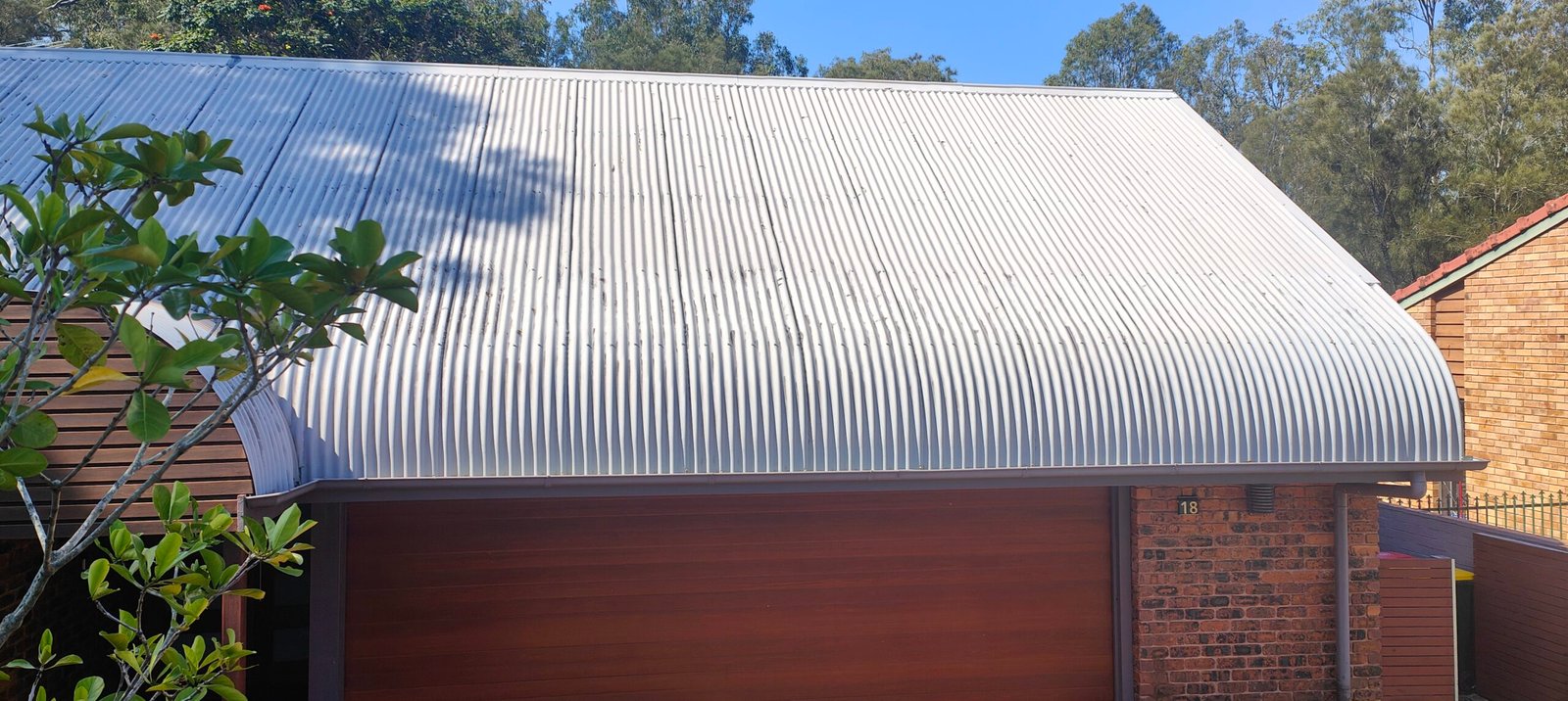 Clean curved Colorbond roof in Brisbane after professional soft washing