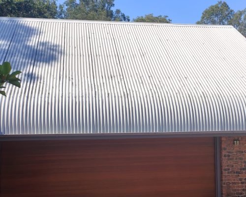 learn curved Colorbond roof in Brisbane after professional soft washing